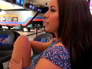 Je komt klaar op Adriana Chechik's en Belle Noire's gezichten na
