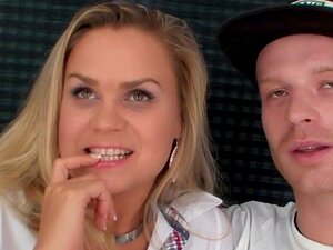 Verheiratete Schönheit wird vor dem Ehemann in den Arsch gefickt.