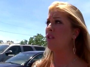 Isoperseinen blondi saa karvaisen pillunsa pannuksi