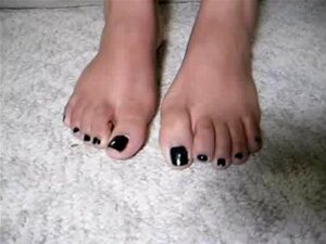Asiatische Cousine mit weißen Füßen und schwarzen Zehen