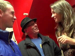 Typ gibt Tour durch Amsterdam. Geiler alter Typ macht eine Tour im