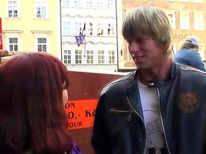 Sta raccogliendo e sbattendo la vecchia signora