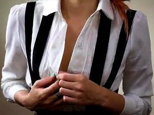 Sensuele frisse babe met een perfect kontje masturbeert op webcam