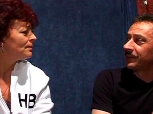 Casalinga matura si spoglia per scopare nuda la nonna