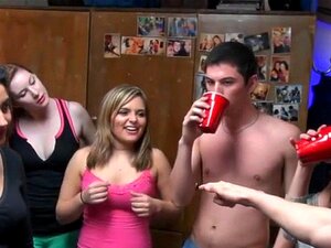 Schmutziger und lüsterner Gruppensex. Hübsche Puppen ficken intensiv