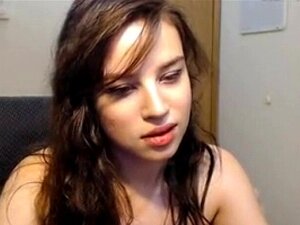 Kinky brünette Süße neckt und versohlt sich. Schöne Süße zeigt