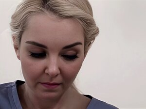 Cutie wird von verdrehtem Paar zur Massage verleitet
