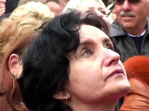 Alte Oma-Touristin wird abgeholt und durchgefickt