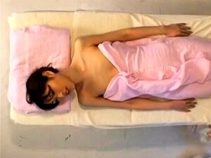 Brünette Süße wird in heißer, öliger Massage nach dem Interview