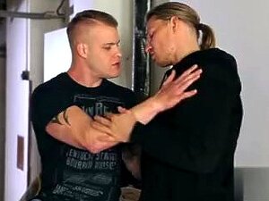 Sesso anale gay muscolare con schizzo finale