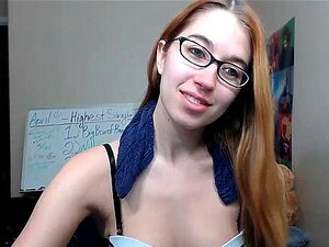 Drei heiße Weiber posieren und lutschen an einem steifen Schwanz