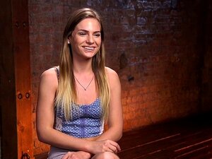 Hogtied Blondine wird ausgepeitscht und mit Spielzeug bearbeitet.