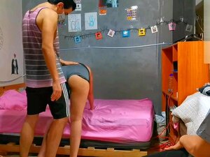 Freund wird vom Fitnessstudio-Freund gefickt (Cuckold) - Emma_Model