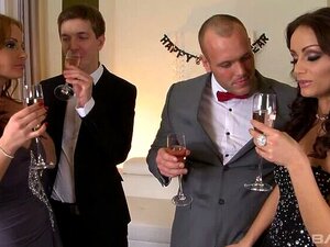 Brünettes Pornovideo mit Abbie Cat und Sophie Lynx