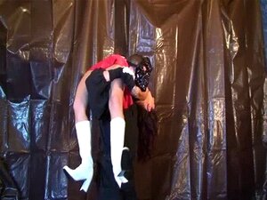 Bolt Girl besiegt und zum Strippen gebracht