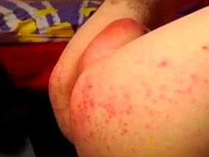 Прелепа плавуша модел тверкује и лиже