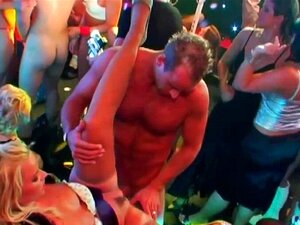 Sexy Club-Pornostars tanzen und ficken. Lustvolle Club-Pornostars