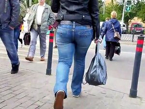 Jeune femme grasse avec un beau cul rond