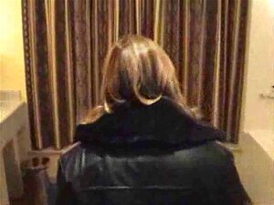 Großbusige Mami masturbiert vor dem Spiegel