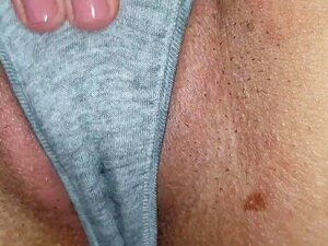 ÄÄRIMMÄISEN LÄHIKUVA PILLUSTA JA KERMAPIIRAKASTA, SISARPUOLI,