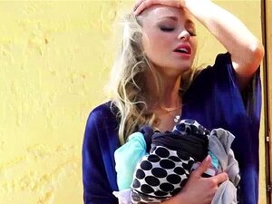 Kåt liftare Staci Carr blir knullad. Kåta och sexiga liftaren Staci