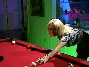 Riesentitten-Blondine wird über den Pooltisch gerammt, die