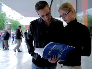 Es sieht so aus, als ob dieser süße Teenie mit Brille Hilfe bei