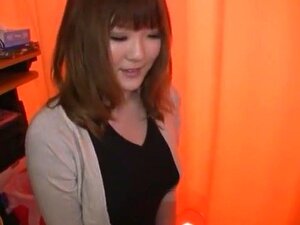 Momoka Nishina, uma japonesa louca, faz uma masturbação exótica e