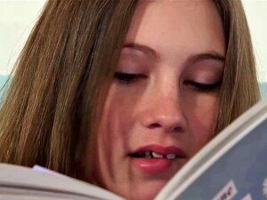 Echte Amateur-Babe spielt mit ihrer Muschi