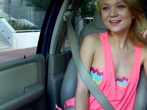 Hitchhiking-blondin suger offentligt. Hitchhiking-blondin suger