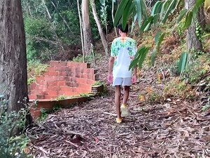 ICH HABE EINEN UNBEKANNTEN GEGESSEN, DEN ICH AUF DEM WEG IN EINEM WALD