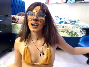 Schau Khloe jetzt beim harten Fisten von Arsch und großem Dildo anal