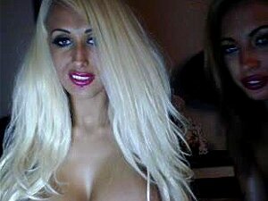 Busige britische Babes spielen vor der Kamera,