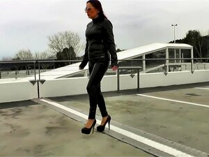 Glänzende süße Milf