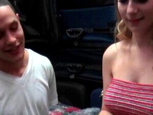 Blondi söpöläinen joutuu panemaan kyrpää rahasta. Ihana blondi