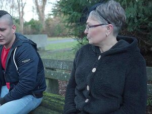 Oma Petra nimmt einen frischen Fremden für heißen Sex mit nach