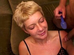 Extreme deutsche Hure schluckt viel Sperma