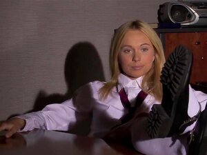 HouseOfTaboo Video: Lehrerin zeigt keine Gnade, Schulmädchen bekommt