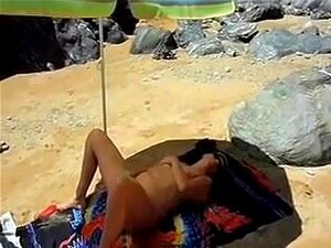 lisa masturbiert an einem öffentlichen Strand, Amateurfrau Lisa hat