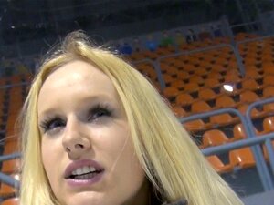 Büstenhafte Euro-Tasche im Eisbecken zum Arschficken aufgegabelt.