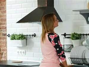 Die busty blonde Süße Lana See fickt in der Küche