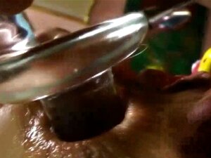 Bendy hoer wordt anaal bespeeld