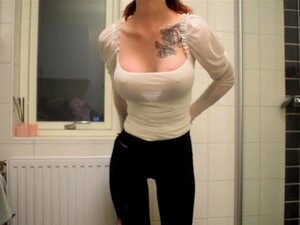 Süße fickt ihren Freund während der Zeit, in der er spielt. Sperma