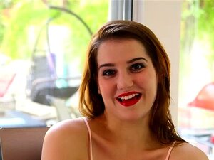 Sexy weiße Frau fickt und lutscht schwarzen Typen beim Casting.