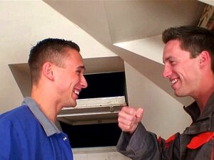 Kaksi korjaajaa panevat isorintaista mummoa. Kaksi korjaajaa panevat