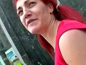 Rothaarige Milf-Schlampe wird gefickt und schluckt seine Ladung