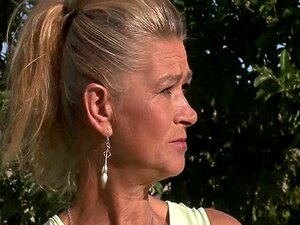 Стара мама заводи његову девојку за