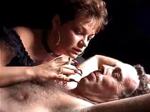 Heiße Langnägel reifen beim Rauchen und Dominieren