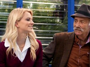 Petite Blondine fickt JMac vor ihrem Großvater - jmac,riley star