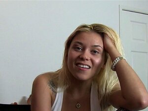 Alternative Babes reden hinter den Kulissen. Alternative Babes mit